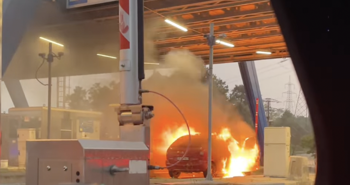 Incendio al casello di Sesto Calende: un'auto completamente in preda alle fiamme