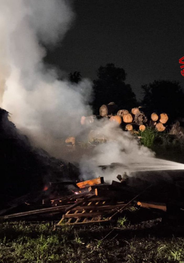L'intervento dei vigili del fuoco in via Giotto a Tradate