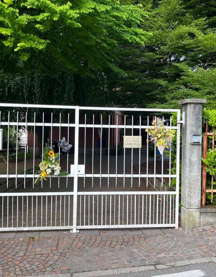 I fiori sull'ingresso della Pascoli di Cazzago