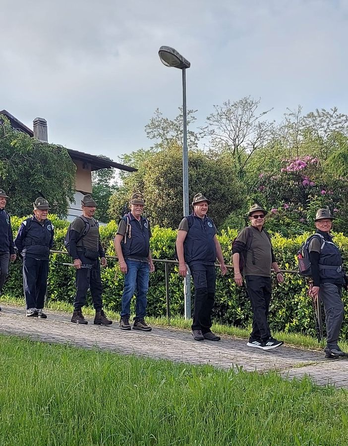 Gli alpini in partenza per Biella da Mornago