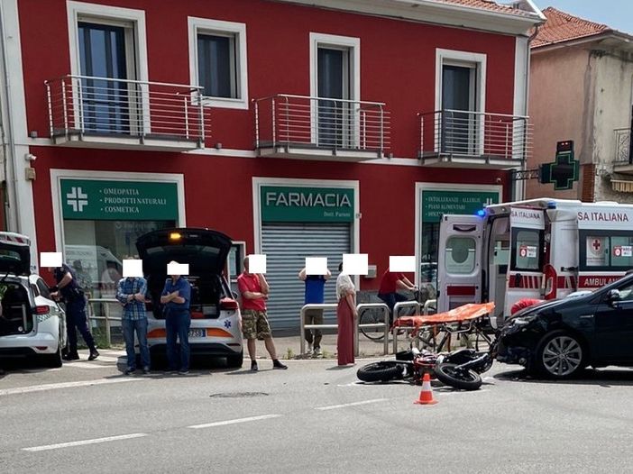 Scontro tra auto e moto in via Lonate a Busto: soccorsi due ragazzi