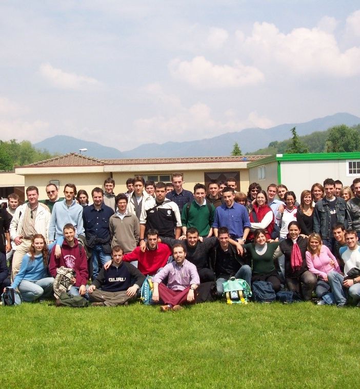 Un gruppo degli iscritti al primo anno del Corso di laurea in Ingegneria per la sicurezza del lavoro e dell’ambiente (Isla) nell'anno accademico 2003-2004