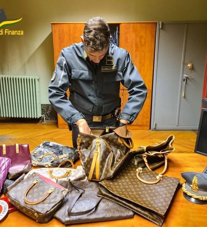 Contabile infedele &quot;prelevava&quot; i soldi dai conti delle aziende per fare la bella vita: arrestata