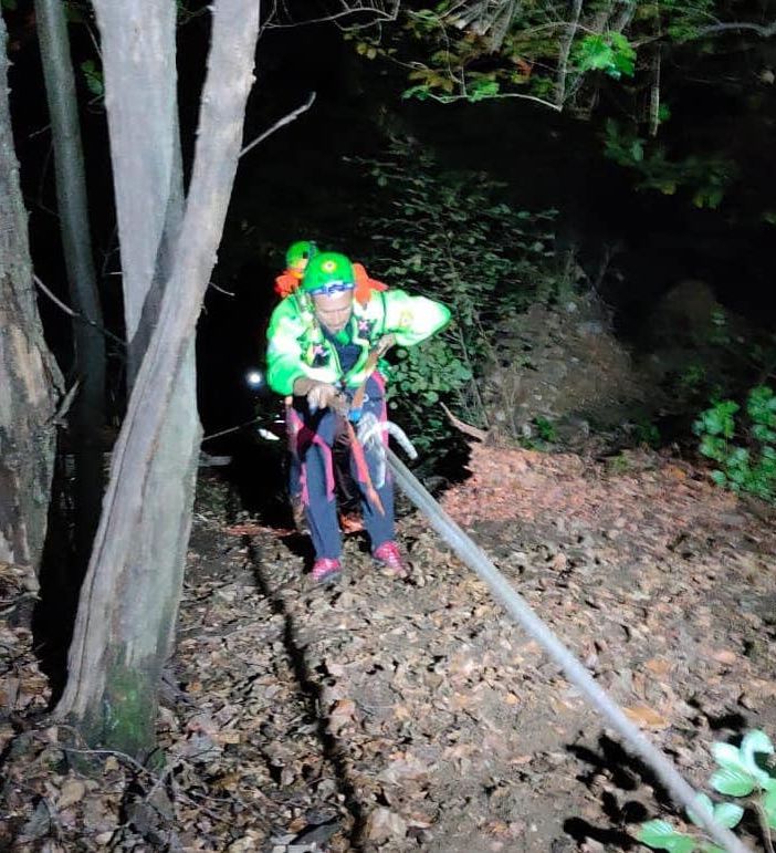 Marzio, donna dispersa ritrovata dal Soccorso alpino in un canale: è in ipotermia ma viva