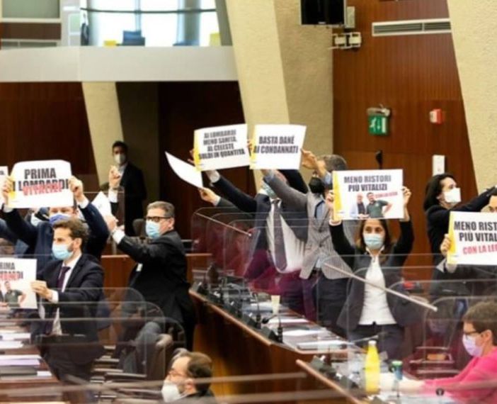Consiglio regionale, la protesta del M5S lombardo contro il vitalizio a Formigoni