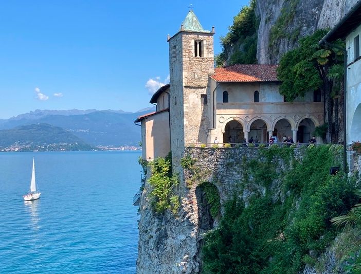 All'eremo di Santa Caterina del Sasso in barca, per scoprire il gioiello del Lago Maggiore