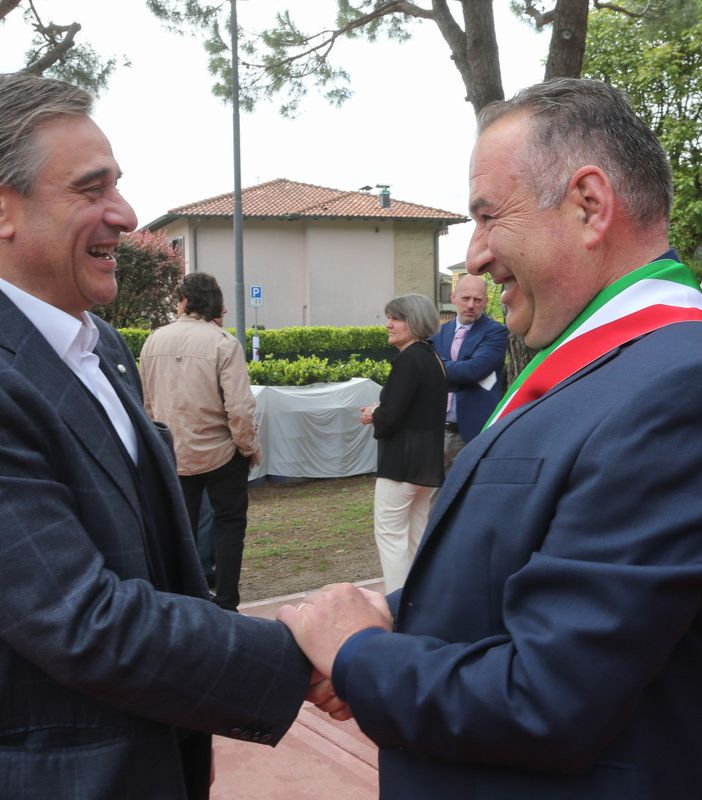L'abbraccio tra Claudio Milanese e il ministro Giancarlo Giorgetti ad Alpi Food (foto Enrico Scaring) L'abbraccio tra Claudio Milanese e il ministro Giancarlo Giorgetti ad Alpi Food (foto Enrico Scaring)