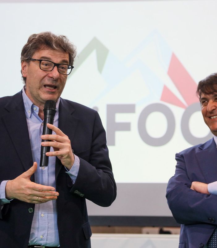 Giancarlo Giorgetti con Vito Romaniello che ha condotto la prima edizione di Alpi Food a Daverio (foto Enrico Scaringi) Giancarlo Giorgetti con Vito Romaniello che ha condotto la prima edizione di Alpi Food a Daverio (foto Enrico Scaringi)