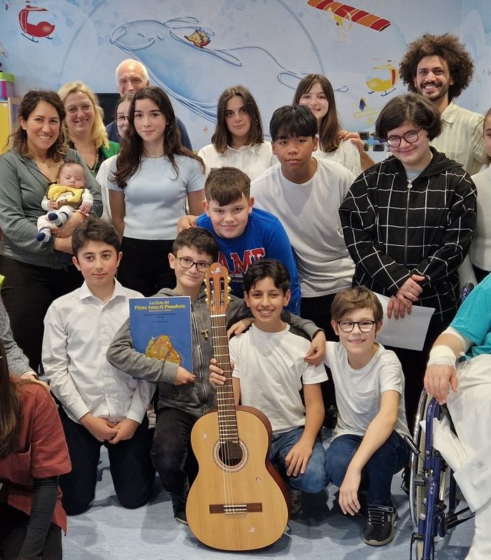 FOTO. Gli studenti delle scuole cantano per la Pediatria al Del Ponte