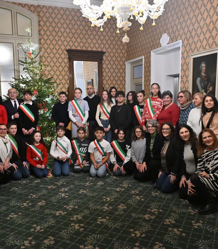 I ragazzi dei consigli comunali decorano l’albero di Natale in Prefettura, simbolo di pace e speranza
