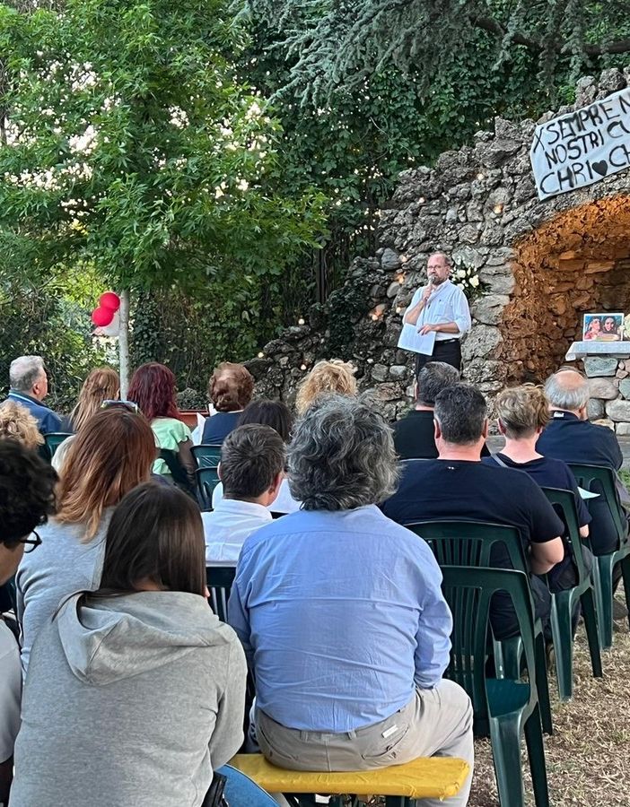 CHRI E CHIARA NEI NOSTRI CUORI - «Avete tra le mani un foglio bianco per scrivere un ricordo, depositarlo vicino all'altare e consegnarlo a loro per sempre»