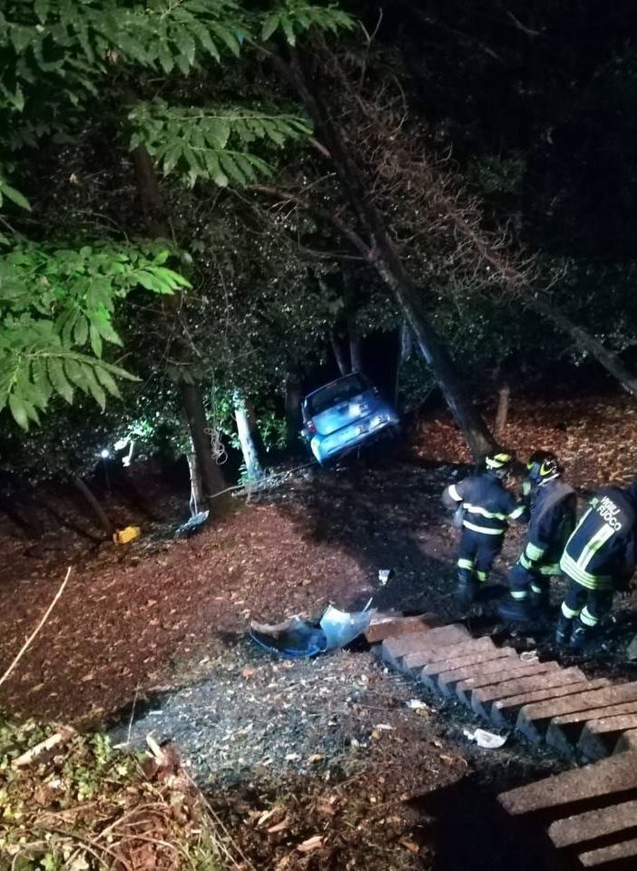 FOTO. Auto precipita nella notte in una scarpata ad Agra, praticamente illeso il conducente