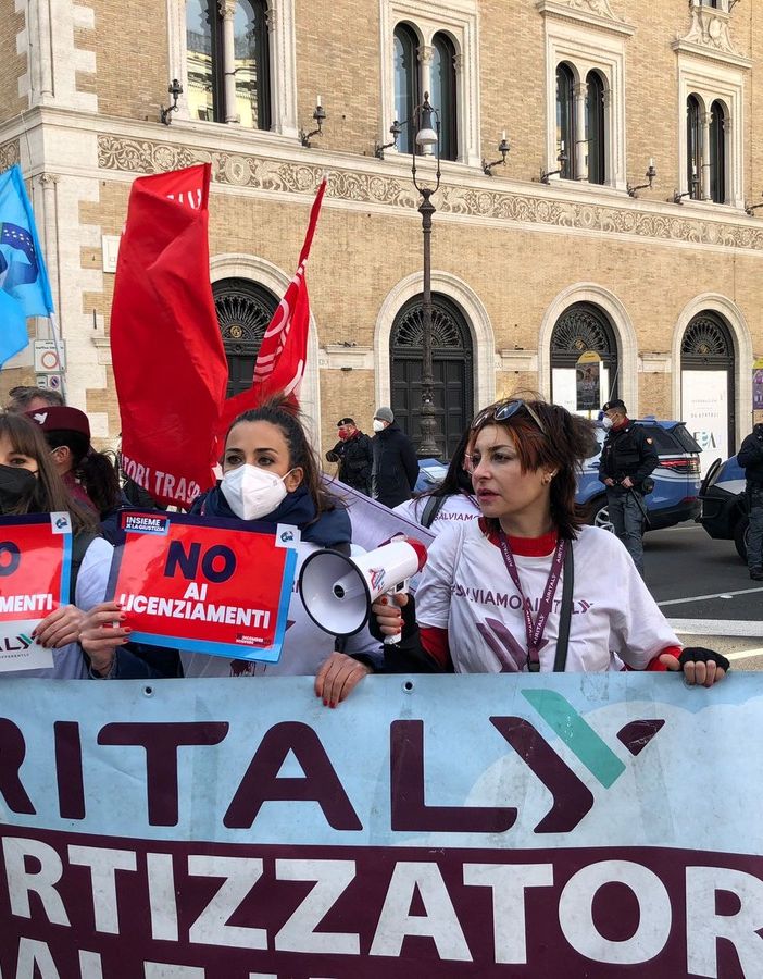 VIDEO E FOTO. I lavoratori di Air Italy bruciano in piazza le lettere di licenziamento