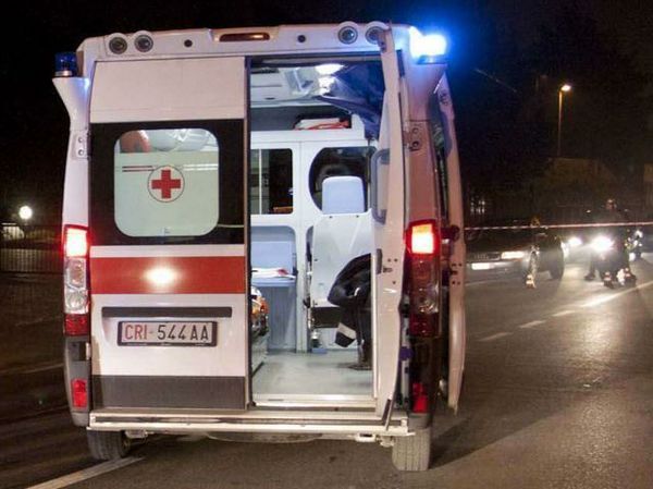 Si schianta contro un cinghiale lungo la statale della Valganna: diciassettenne ferito