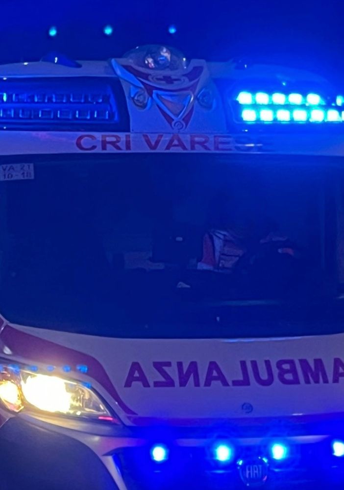 Auto si ribalta nella notte a Gorla Minore