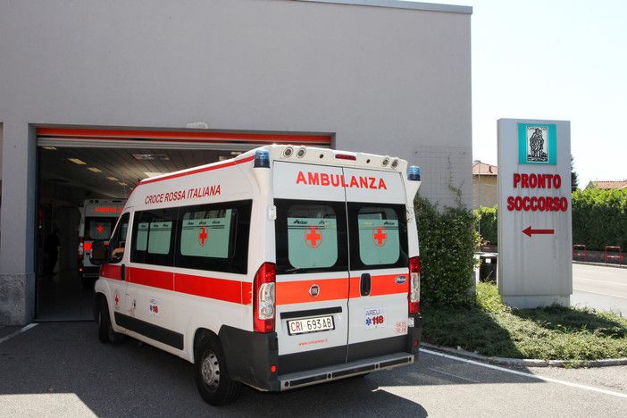 Cadono dalla moto sulla provinciale a Vedano Olona: paura per due ventenni