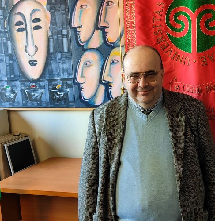 Professor Andrea Spiriti. Sotto: «Veduta di Buda» di Masolino da Panicale, Castiglione Olona, palazzo Branda