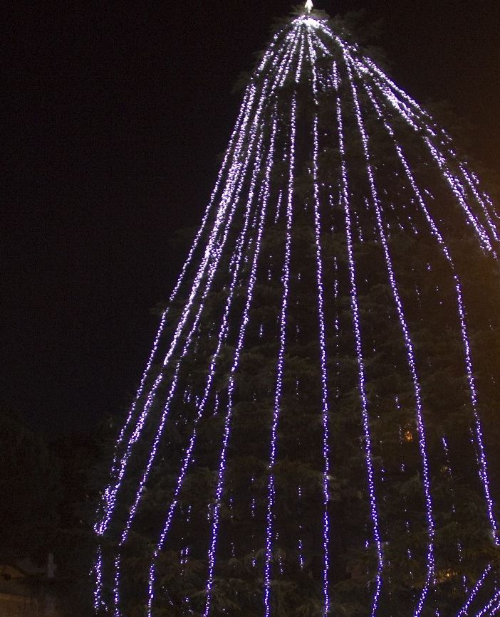 Luci, eventi, decorazione e sullo sfondo la bellezza del lago: è il Natale di Angera