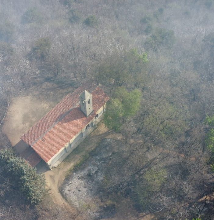 La chiesa di San Quirico ad Angera salva dalle fiamme in una foto dalla pagina Facebook della Pro Loco Ranco