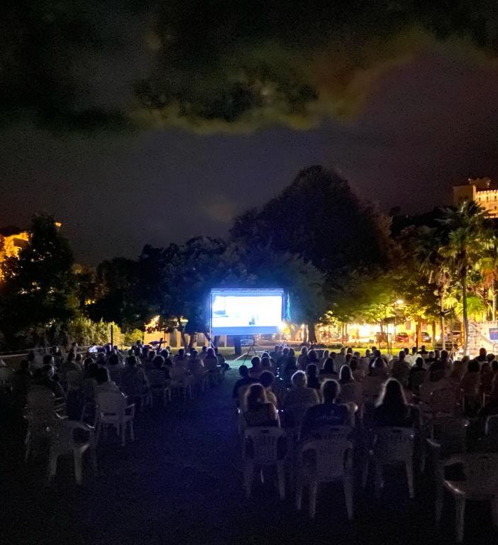 Dopo le Frecce Tricolori ad Angera arriva la magia del cinema sotto le stelle sul lungolago: impennata di turisti stranieri in città