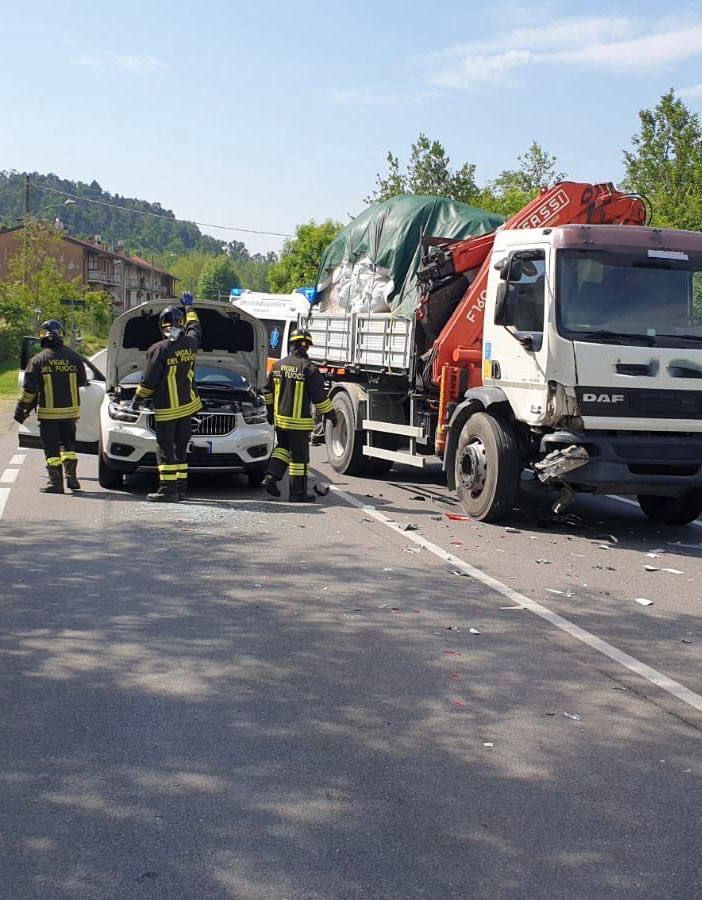 Scontro tra auto e un camion sulla Provinciale tra Angera e Sesto: sei persone coinvolte tra cui una bambina di 7 anni