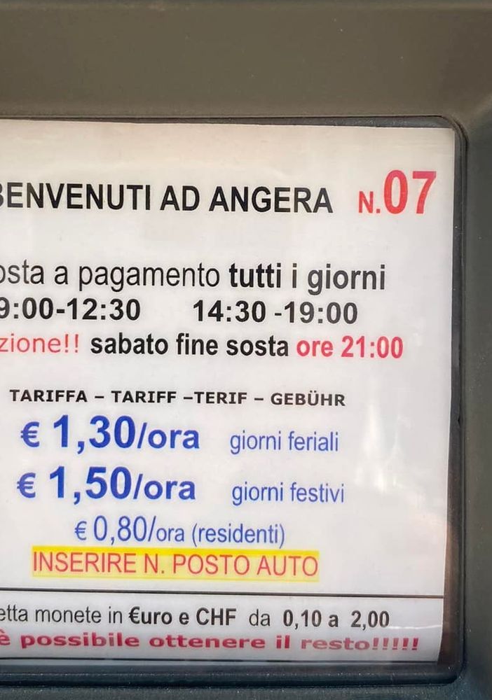 I parchimetri di Angera in una foto dalla pagina Facebook del Comune