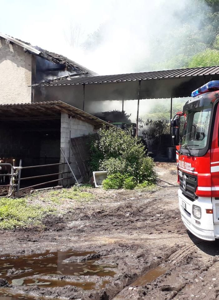 Incendio in una stalla di Angera, sul posto i vigili del fuoco