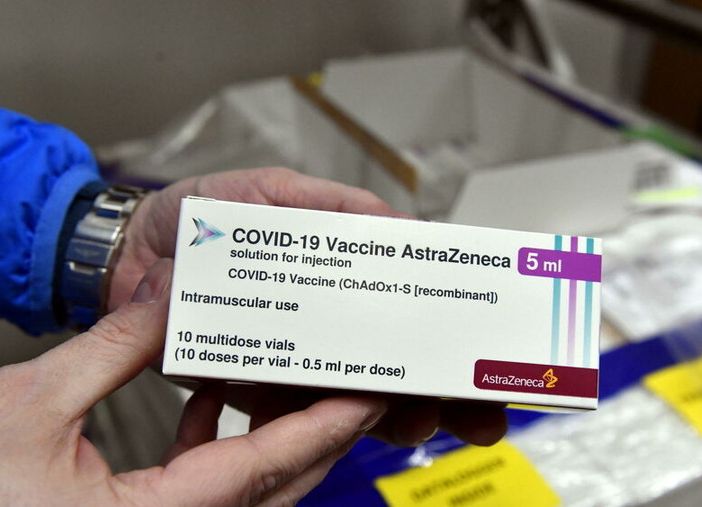 Lombardia, la Regione blocca in via cautelativa il richiamo con un vaccino diverso a tutti gli under 60 già vaccinati con una prima dose di Astrazeneca