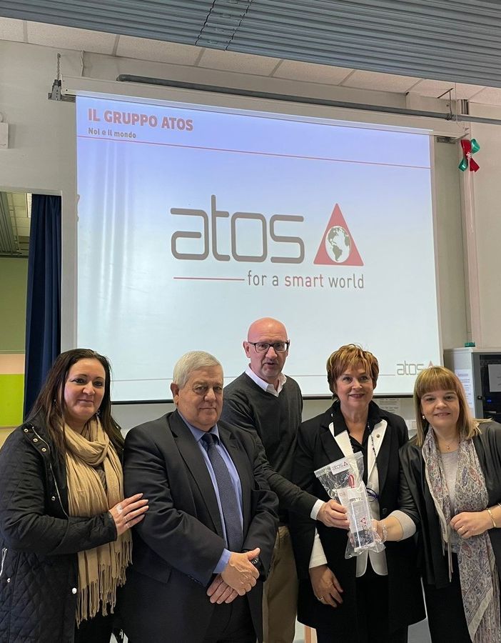 Atos e l’Istituto “Carlo Alberto Dalla Chiesa” di Sesto Calende insieme con l’iniziativa “for a SMART world”: 1.750 borracce distribuite a studenti e personale