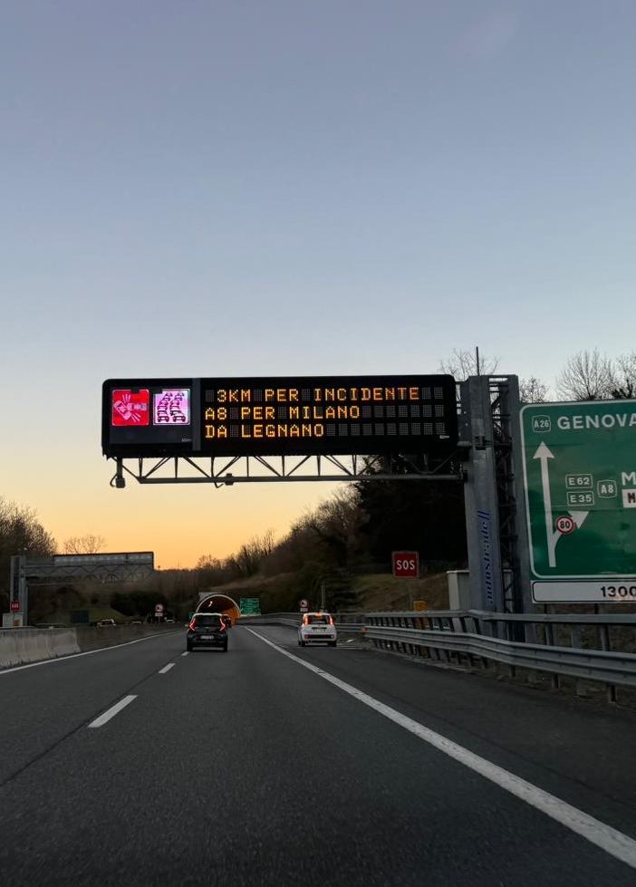 Ennesimo incidente sull'Autolaghi: chiuso il bivio per la A9 per lo scontro tra più veicoli. Tre chilometri di coda da Legnano verso Milano