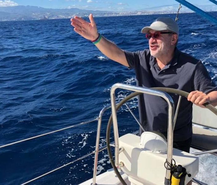 Bobo Maroni, qui in barca a vela per una regata nell'Atlantico, è partito per un lungo viaggio