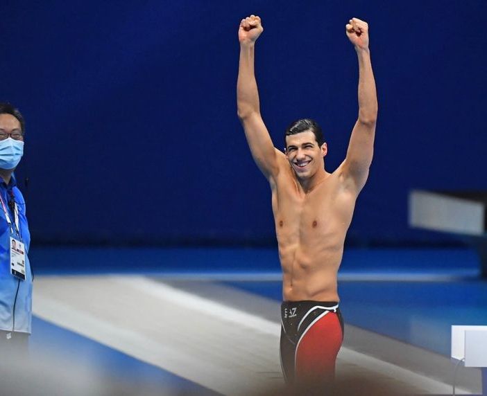 Simone Barlaam, 21 anni, milanese e tesserato Polha, braccia al cielo dopo l'oro con record paralimpico nei 50 stile libero S9 (foto di Augusto Bizzi dalla pagina Facebook ufficiale della Federazione Italiana Nuoto Paralimpico)