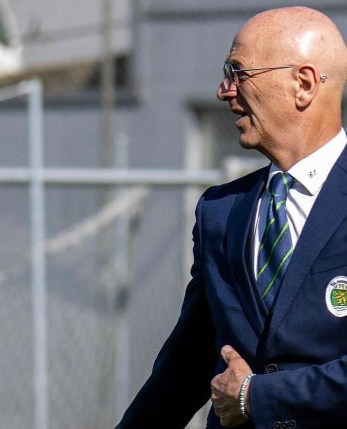 Beppe Sannino in tenuta da corsa nella sua Varese