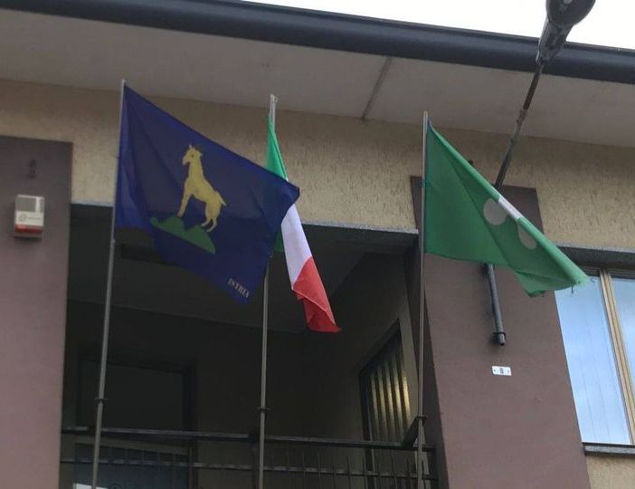 Giorno del Ricordo. La bandiera istriana sul municipio di Besano