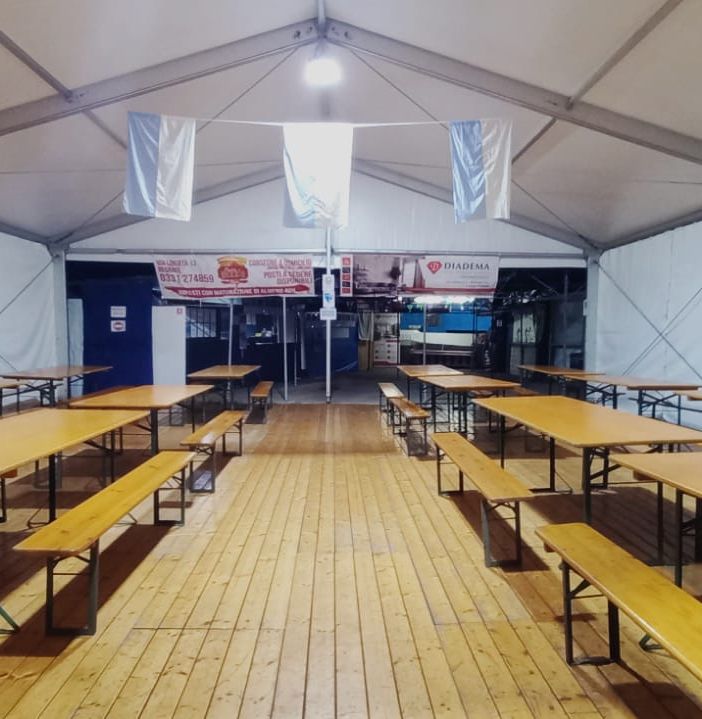 La nuova tensostruttura messa a punto per &quot;Calcio in festa&quot;: da stasera, sarà un tripudio di buon cibo e divertimento