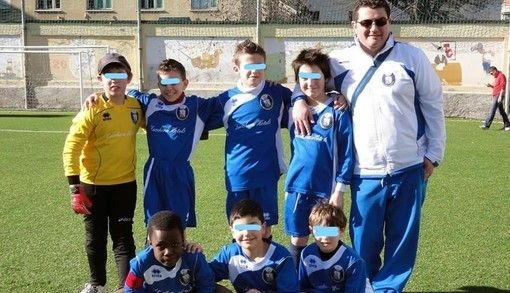 La squadra dei Pulcini del Baveno di Willy Gnonto allenata da Damiano Antonini (foto dalla pagina Facebook del Baveno Calcio)