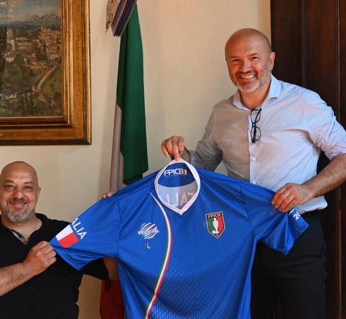 La presentazione della nuova maglia con il presidente Bonanno e il sindaco Coghetto