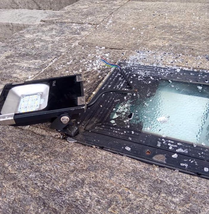 Besozzo, distrutte dai vandali le luci del Faro. Il sindaco Del Torchio: «Non siete degni di far parte della nostra comunità»