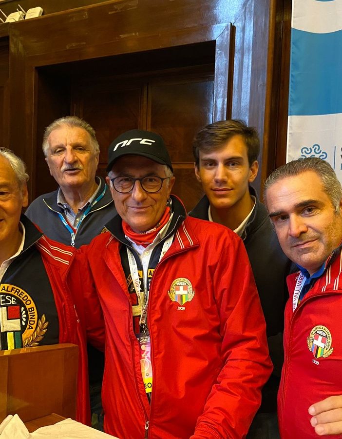 A fine gara, una scena bellissima: il patron della Binda Renzo Oldani accompagna sul balcone della Camera di Commercio un bimbo che voleva farsi fotografare insieme al vincitore Alessandro De Marchi. E' lo stesso Oldani a scattare l'immagine