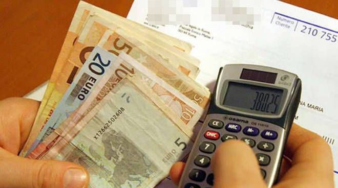 Federconsumatori e Sunia Varese fanno i conti dei rincari, energia + 312 euro, riscaldamento + 19%: «Il Governo tuteli i più fragili»