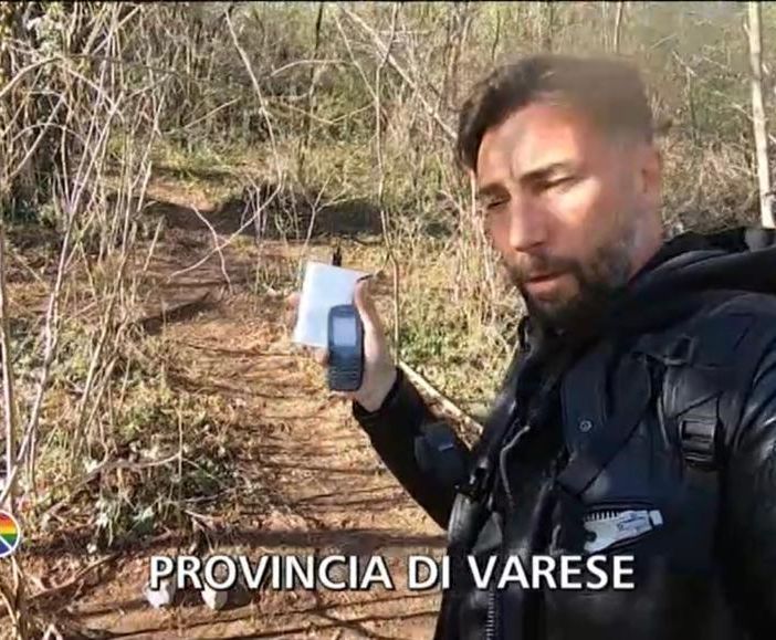 Vittorio Brumotti, inviato di Striscia nei boschi dello spaccio tra Malnate e Vedano