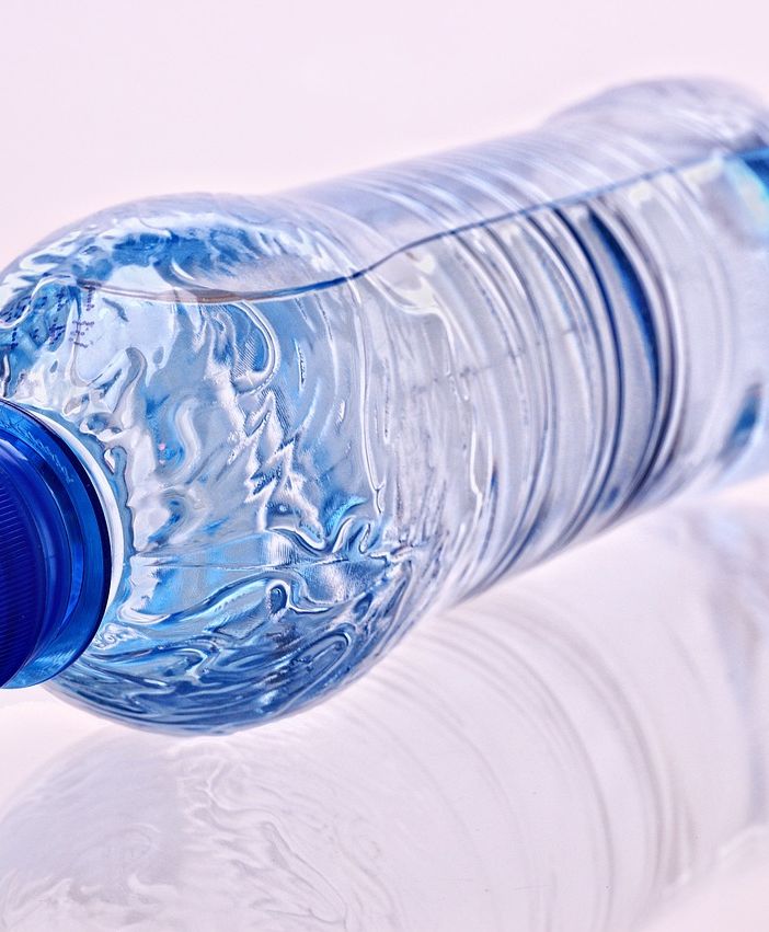 Beve dell'acqua da una bottiglietta e si sente male: 52enne di Vigevano finisce al pronto soccorso