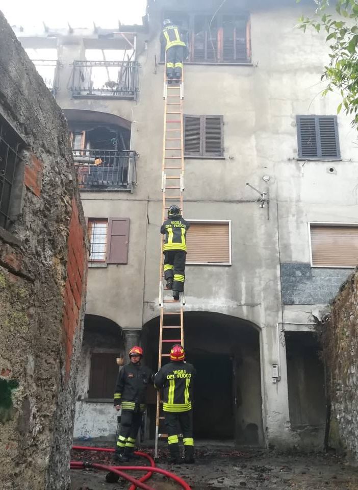 Incendio di una casa nel centro storico di Brenta, edificio dichiarato inagibile