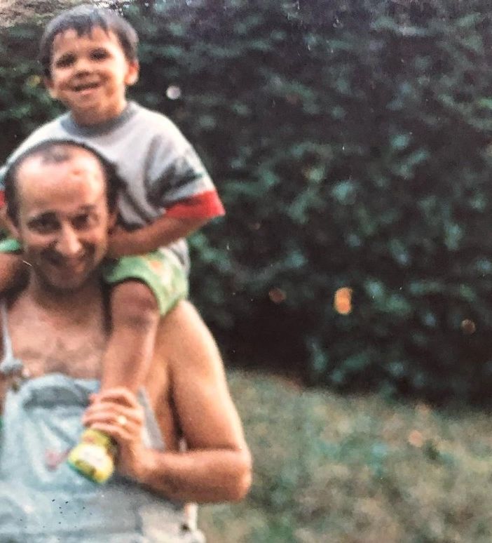La foto pubblicata su Facebook da Gianluca Arena che lo ritrae bambino sulle spalle di papà Bruno