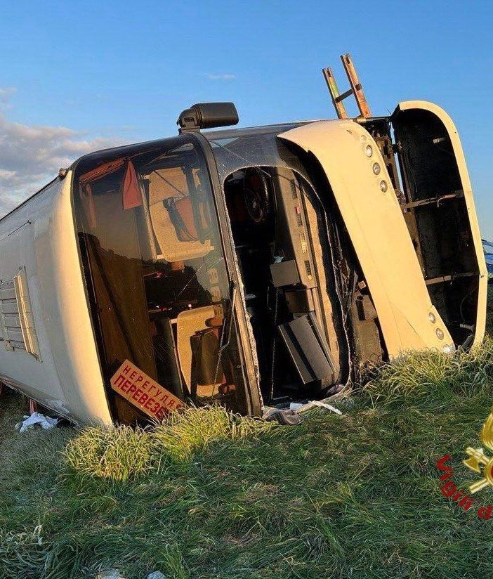 Tragedia nella tragedia sulla A14: autobus di ucraini si ribalta, c'è una vittima