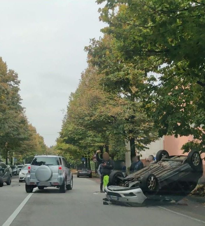 L'auto ribaltata in via Deledda a Busto Arsizio