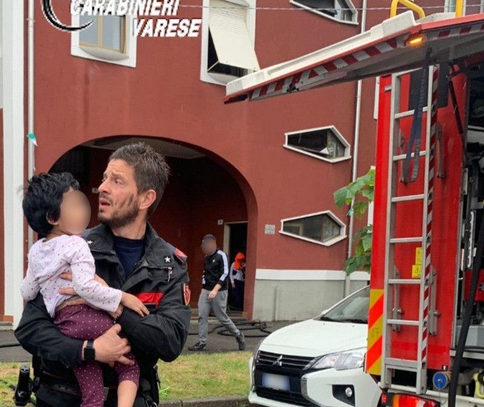 In fiamme un appartamento a Busto: otto persone intossicate. Portata in salvo anche una bimba