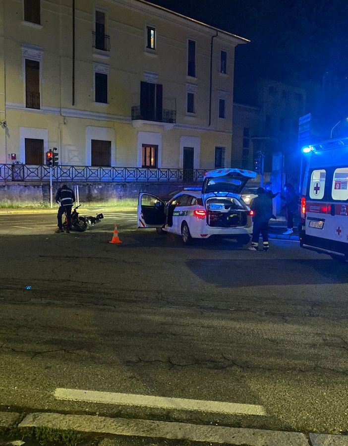 FOTO. Scontro tra un'auto e una moto a Busto, feriti un 16enne e un 18enne