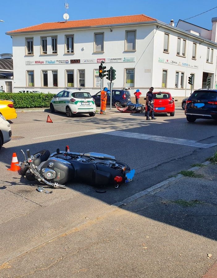 FOTO. Scontro tra due moto e un'auto a Busto, un ferito