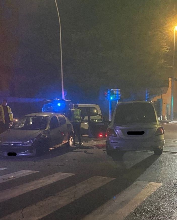 FOTO. Scontro tra un carro funebre e un'auto a Busto: due persone soccorse